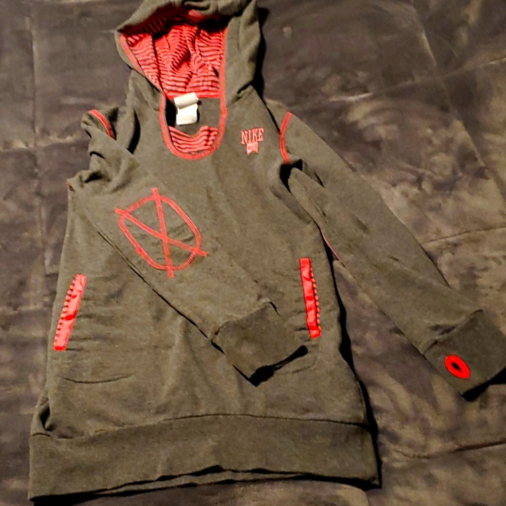 Kids size medium Nike pullover like new